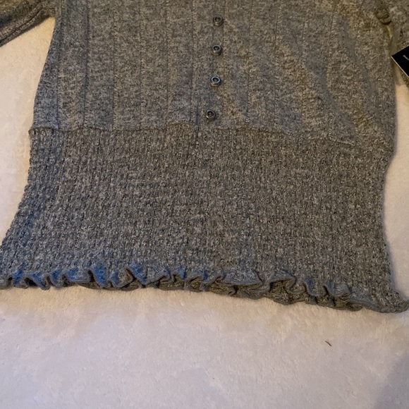 Cute Almost Famous NWT Gray Top Size Small - Picture 3 of 9